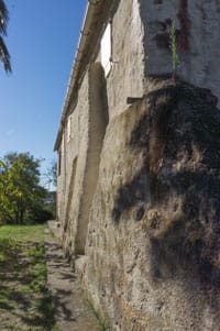 Le mur Est et les contreforts de la ferme de l'île de l'Aute