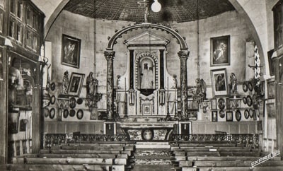 L'intérieur de la chapelle avec les tribunes et les ex-votos vers 1961.