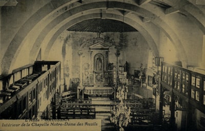 L'intérieur de la chapelle en 1960. Les anciens vitraux sont visibles