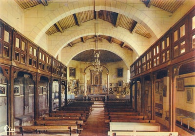 L'intérieur de la chapelle avec les tribunes et les ex-votos vers 1961.