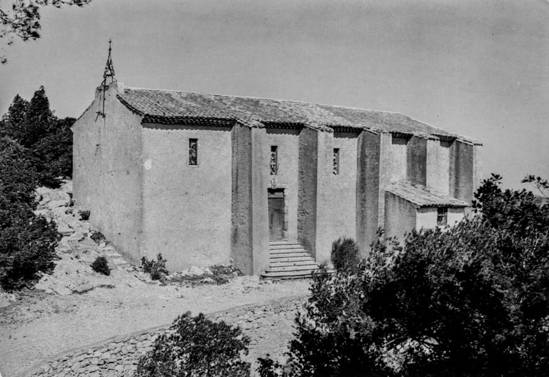 La chapelle vers 1970. Les vitraux VI, VII et VIII d'Henri Guérin sont visibles