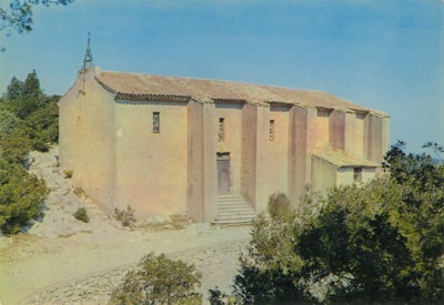 L'extérieur de la chapelle avec les nouveaux vitraux dans les années 70