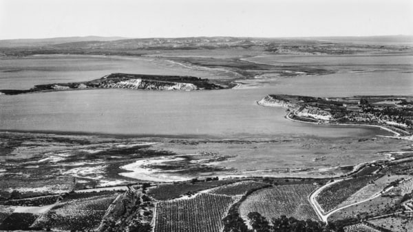 L'étang de Bages Sigean, l'île de l'Aute et son tombolo en 1960 Séparation des bassins n°2 et 3