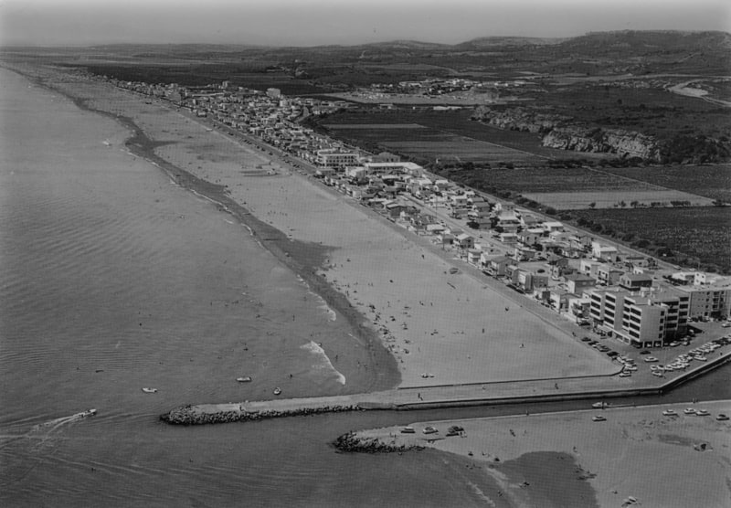 Les falaises mortes de Narbonne Plage dans les années 1970