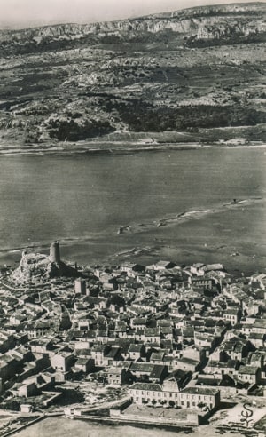 Vue sur le pech depuis Gruissan dans les années 1960