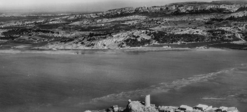 Foncaude dans les années 50 et la portion de l'ancienne route qui contournait le pech