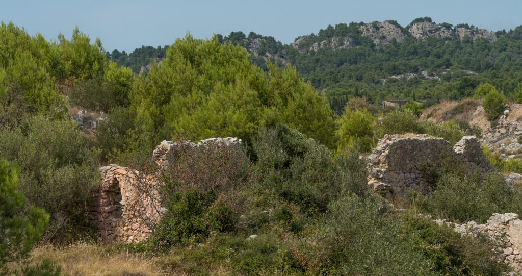 La ferme en ruines du Pas de Lascarettes au lieu-dit Saint-Laurent. En arrière plan, les ruines de la ferme du Castela et l'éperon rocheux des Inférêts