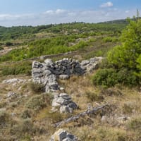 Enclos sur le pech, en fond les ruines de la ferme du Pas de Lascarettes