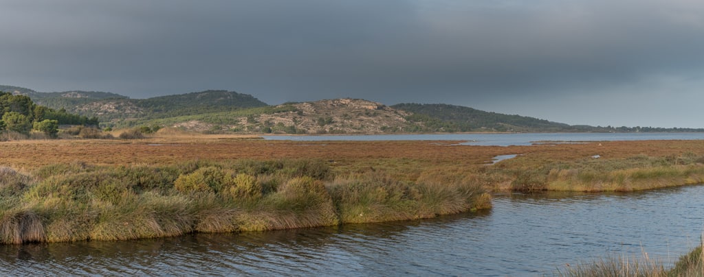 Le Pech de Foncaude depuis le canal Sainte-Marie