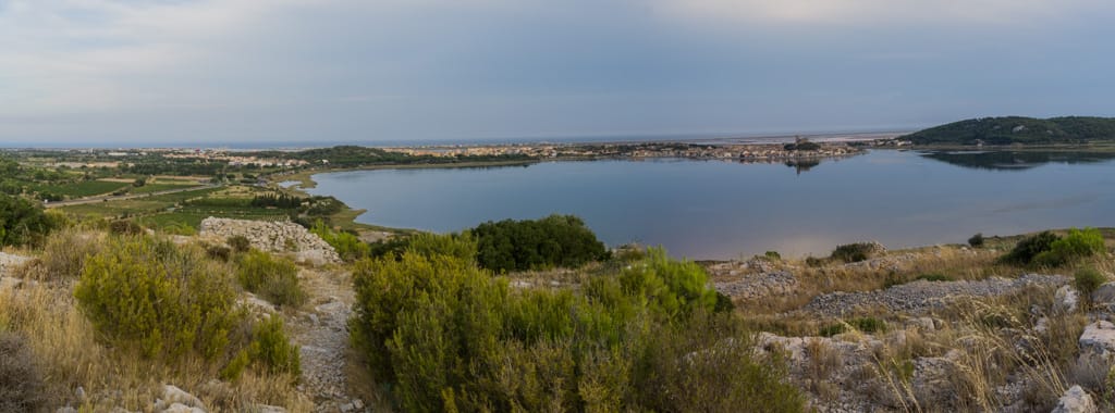 Au sommet du Pech: Vue sur Gruissan, Pech Maynaud et la mer