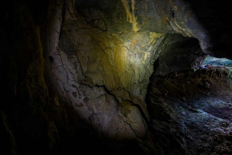 Grotte haute de la 
		Foun dal Gorb