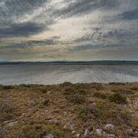 Vue sur l'étang de l'Ayrolle depuis la corniche des Goules