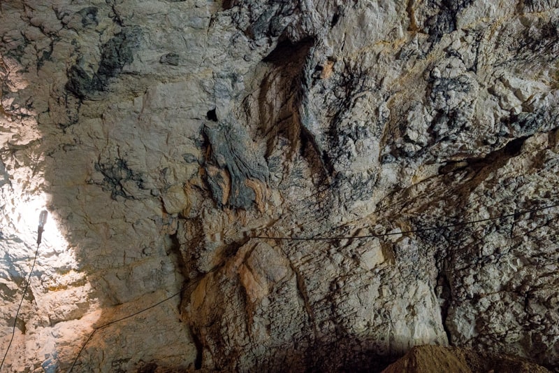 La paroi de la grotte de la Crouzade