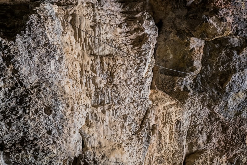 La paroi de la grotte de la Crouzade