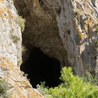 Fenêtre au dessus de la grotte de la Crouzade