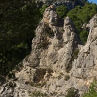 Vue sur le relief ruiniforme depuis la grotte de la Crouzade (côté droit)