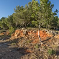 Falaise morte rouge à l'entrée de la combe de Tintaine