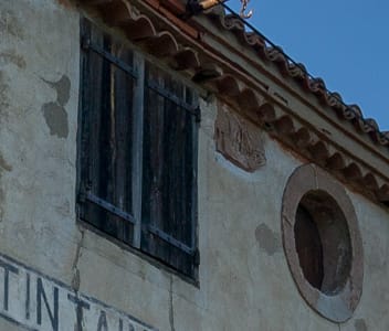 Bateau sur le mur de l'habitation de Tintaine le Haut