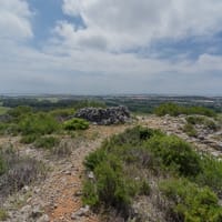 Depuis la rague (abri de chasse) sur le plateau des Caunes, vue sur le littoral