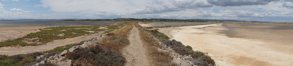 La digue entre l'étang de l'Ayrolle et le Salin de Gruissan