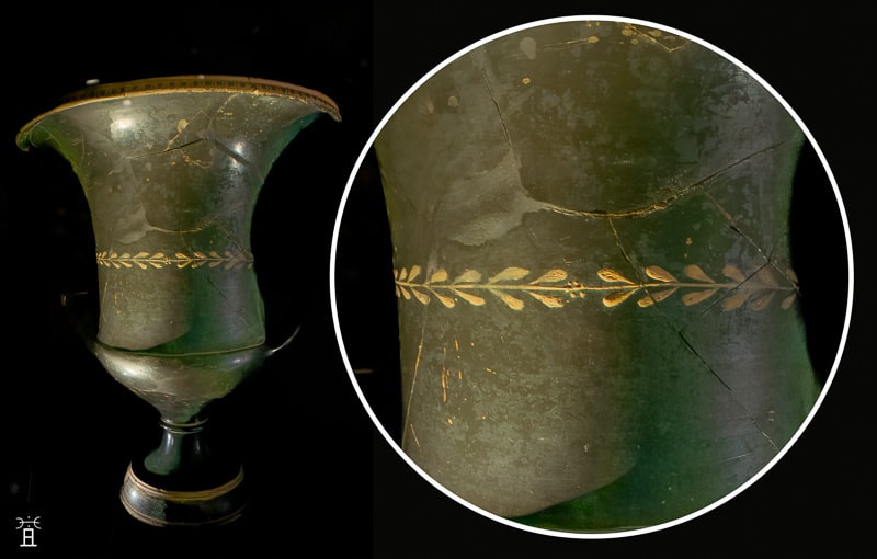 Cratère de culture grecque, décor d'oves sur la lèvre, guirlande de feuille de myrte en relief, rubans et rosettes (détail). Tombe CP 42. Vers -330