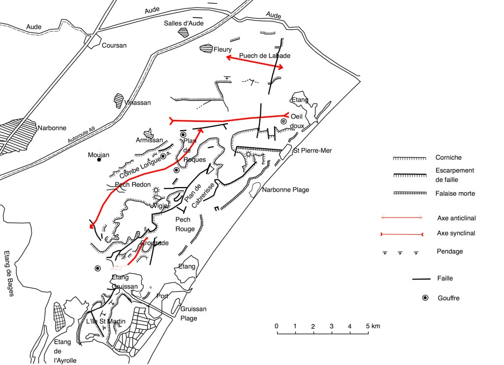 Carte structurale de la Clape d'après G. Lacombe, cours de SVT, 1997, montrant les failles NE-SO, axes anticlinaux et synclinaux, corniches, escarpements de faille, falaises mortes, gouffres et principaux toponymes: Pech Redon, Combe Longue, Plan de Cabrerisse, Œil Doux, Crouzade, Étang de Bages, Gruissan.