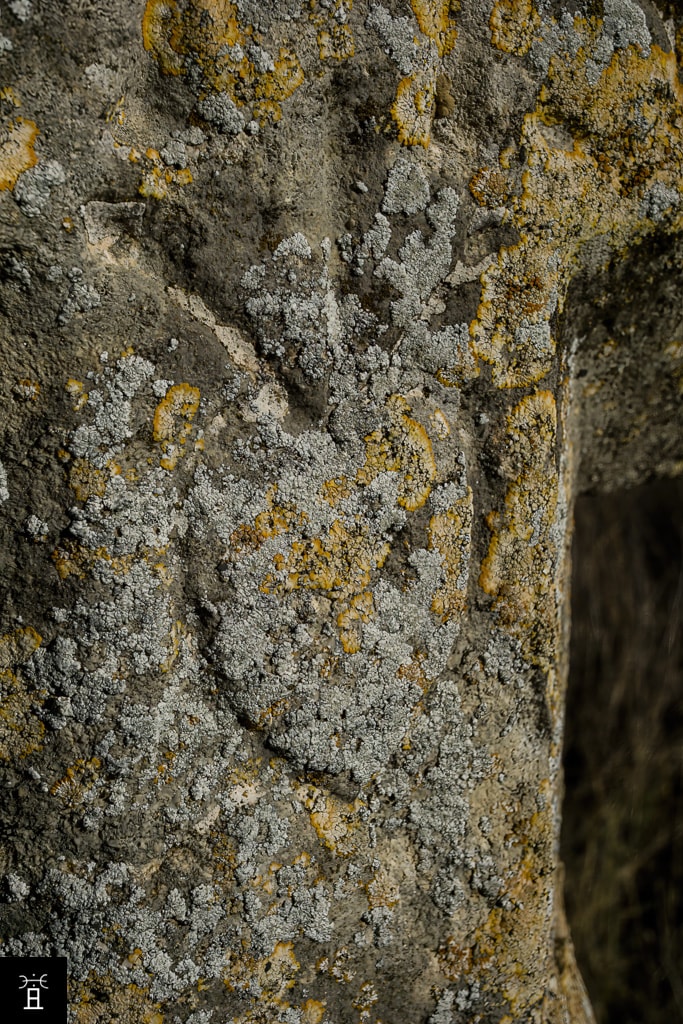 l'inscription coeur aux trois clous sur la croix de Pailhes