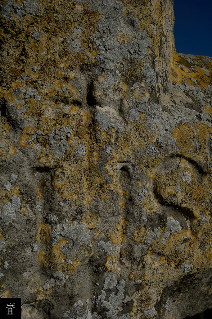 l'inscription IHS sur la croix de Pailhes