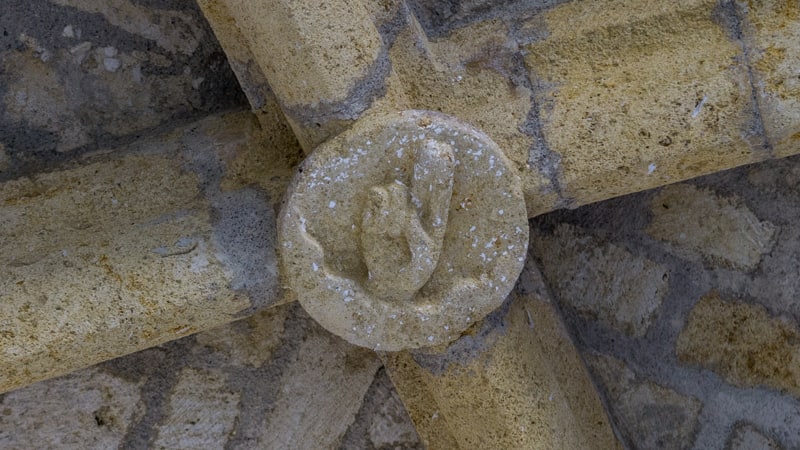 La clef de voute de l'église Notre-Dame des Olieux: la main de Dieu