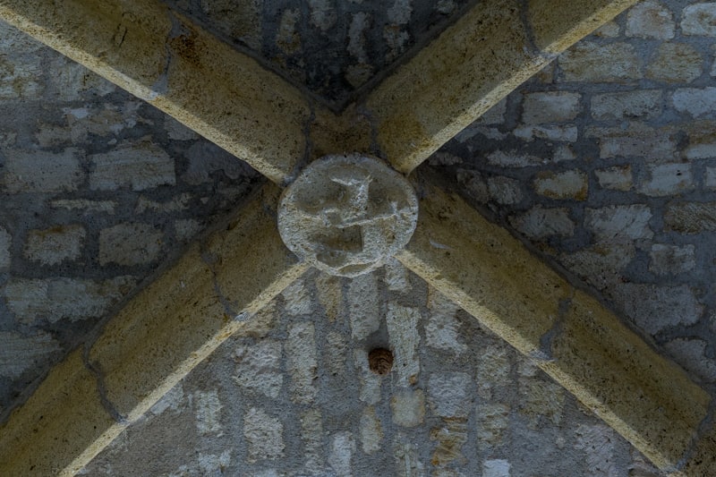 La clef de voute de l'église Notre-Dame des Olieux: la main de Dieu