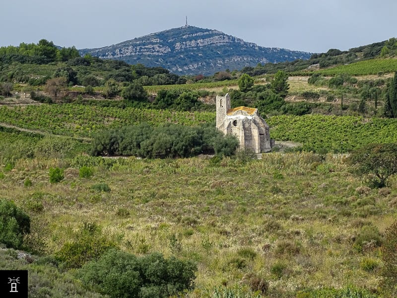 L'église Sainte-Marie des Oubiels avec en fond l'ermitage Saint-Victor