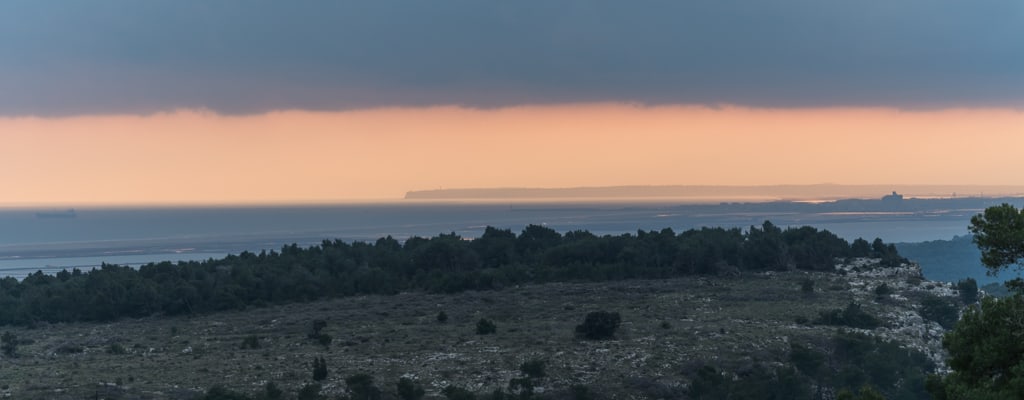 Falaise et cap Leucate (<i>C Leocata</i>) depuis la chapelle des Auzils