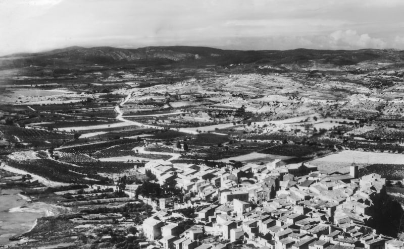 Bages et les anciens salins au fond dans les années 60