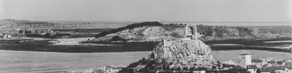 (N) Gruissan et les contreforts de la Clape dans les années 1950, les Caunes, le Castela et le plateau de Figuières