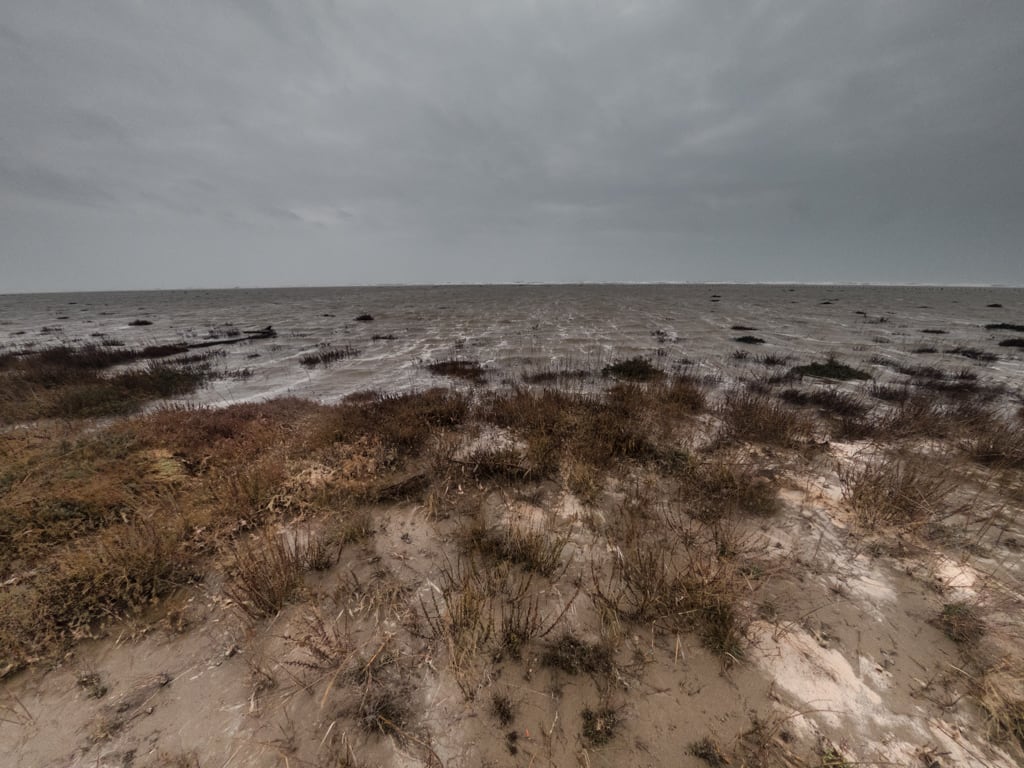 La plage des Ayguades envahie par la mer lors des tempêtes.